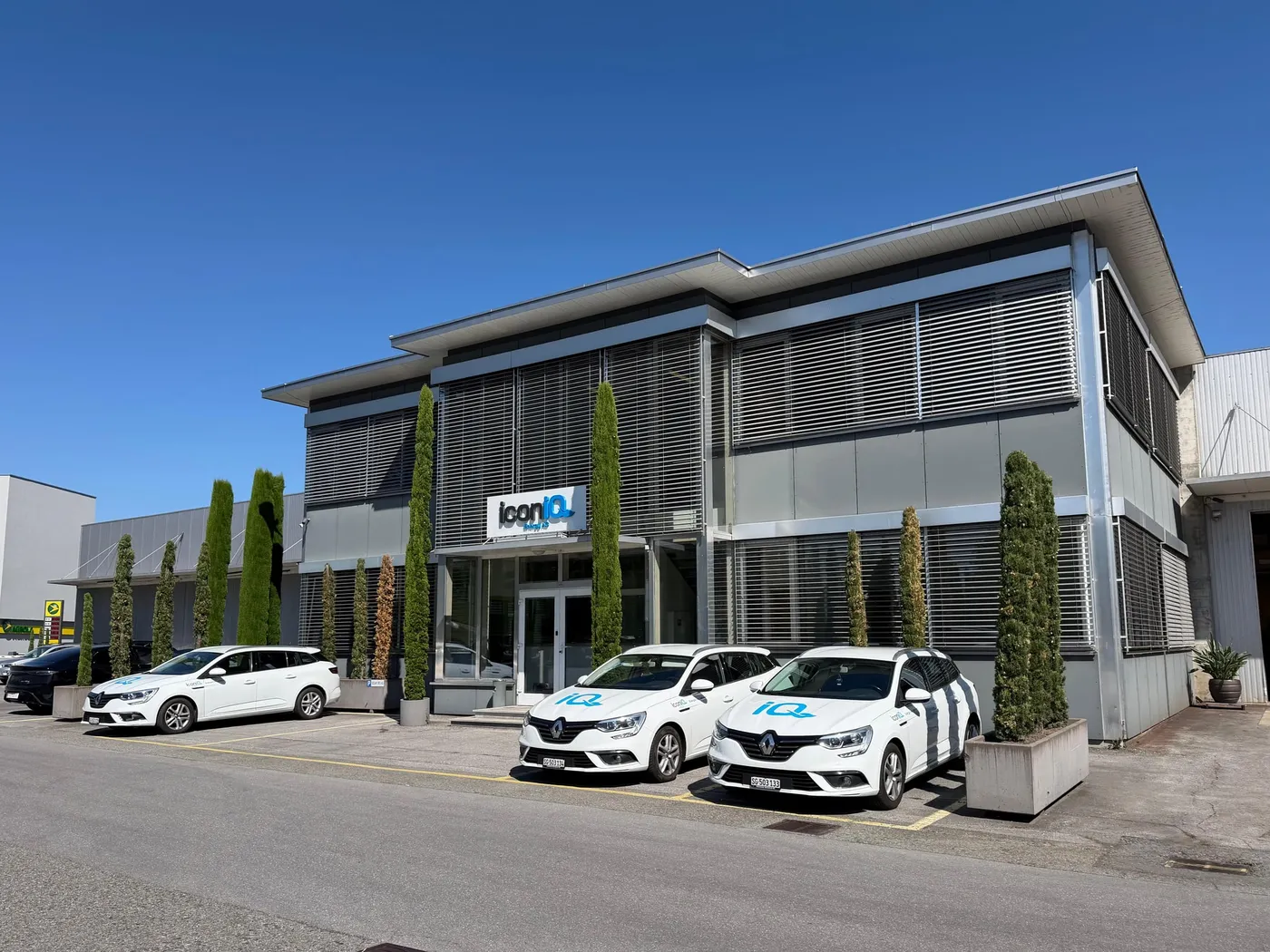 Hauptsitz der iconiQ Energy AG in St. Margrethen mit Firmenfahrzeugen